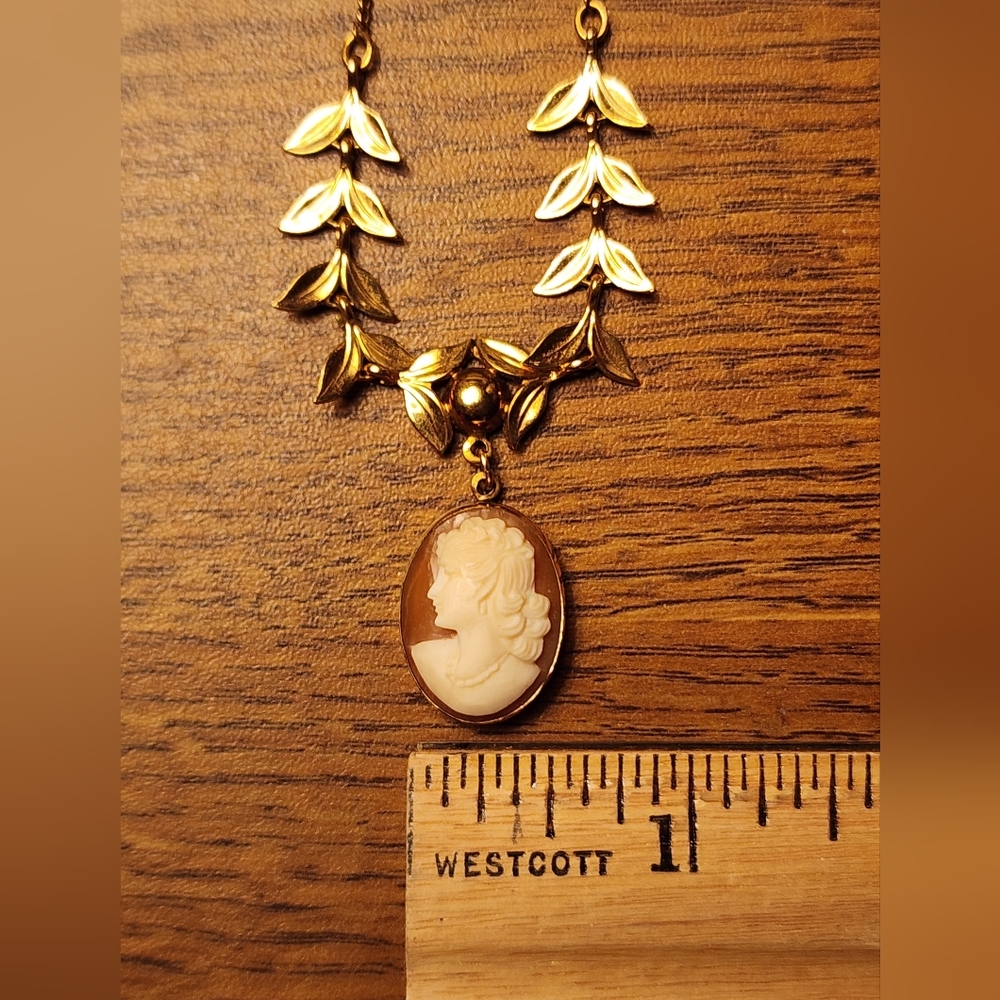 Vintage Women's Cameo Gold Tone Necklace